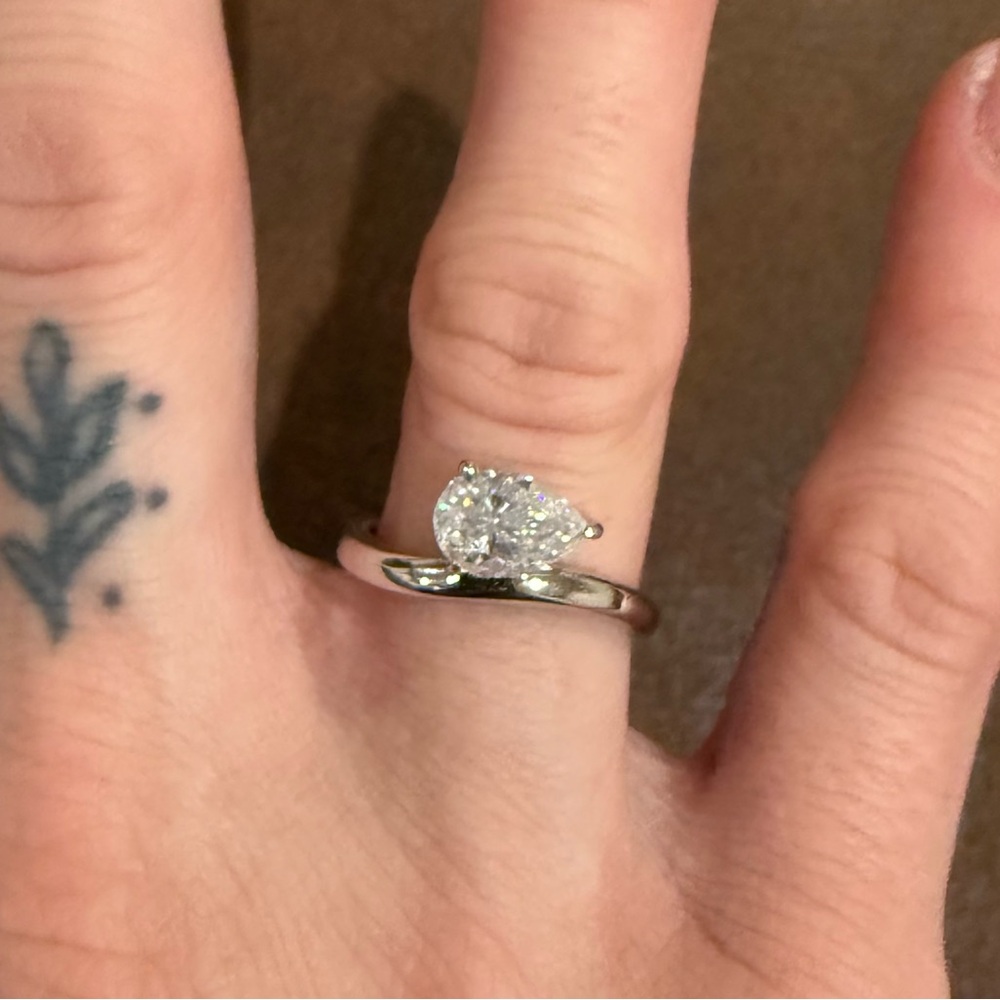 ๐ 1.5 CT Moissanite Diamond Pear Shaped 925 Sterling Silver Engagement Ring - Picture 5 of 12